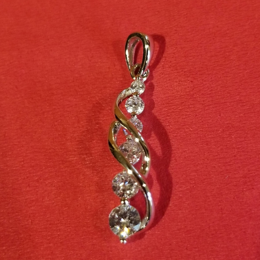 ⬇️💫NWOT Silvertone Graduated Six Crystal Pendant